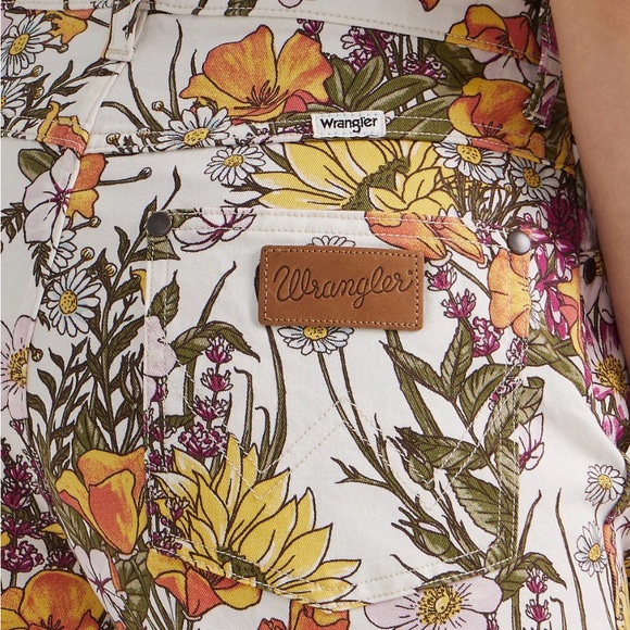 Wrangler Ashley Flower Garden Women's Shorts - Picture 4 of 9